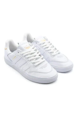 Adidas Adidas Tyshawn Low Shoe Cloud White / Cloud White / Gold Metallic -Skate Verkauf adidas tyshawn low shoe cloud white cloud white gold metallic 04