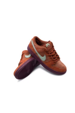 Nike SB Nike SB Dunk Low Pro PRM Shoe Mystic Red / Emerald Rise