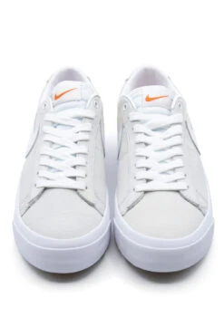 Nike SB Nike SB Zoom Blazer Low Pro GT ISO Shoe (Orange Label) White / White / White / Summit White 9 Nike SB Nike SB Zoom Blazer Low Pro GT ISO Shoe (Orange Label) White / White / White / Summit White -Skate Verkauf nike sb zoom blazer low pro gt iso shoe orange label white white white summit white 02
