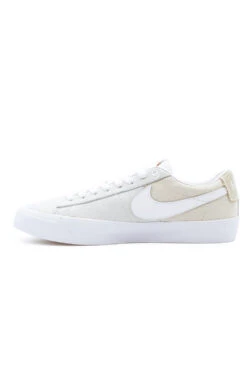 Nike SB Nike SB Zoom Blazer Low Pro GT ISO Shoe (Orange Label) White / White / White / Summit White 12 Nike SB Nike SB Zoom Blazer Low Pro GT ISO Shoe (Orange Label) White / White / White / Summit White -Skate Verkauf nike sb zoom blazer low pro gt iso shoe orange label white white white summit white 05